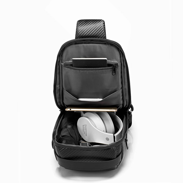 فروش-بادی-بگ-ضدسرقت-و-ضد-آب-بنج-bange22085-plus-carbon-waterproof-crossbody-chest-bag کیف کراس بادی فیبرکربن بنج 22085Plus