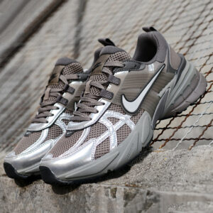 12795171 نایک وی تو کی ران قهوه ای خاکستری نقره ای متالیک Nike V2K Run Cave Stone Metallic Silver