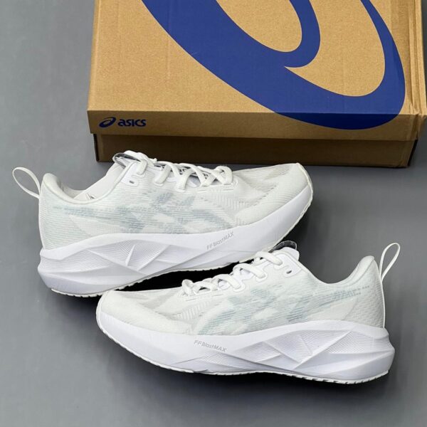 13221805 اسیکس نوابلاست 5 سفید خاکستری روشن ASICS Novablast 5 White Piedmont Grey
