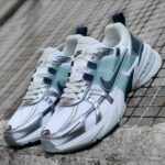نایک وی تو کی ران سفید طوسی متالیک پلاتینیوم روشن Nike V2K Run Summit White Dark Obsidion