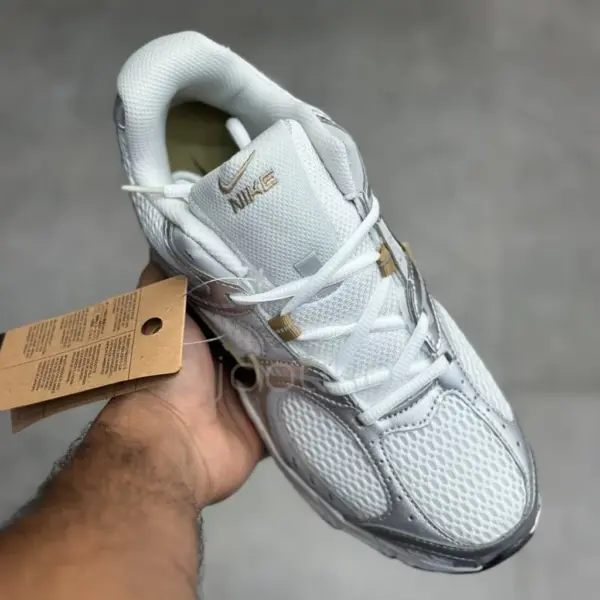 13605293 نایک وی فایو آر ان آر متالیک بژ Nike V5 RNR Parachute Beige Metallic Pewter