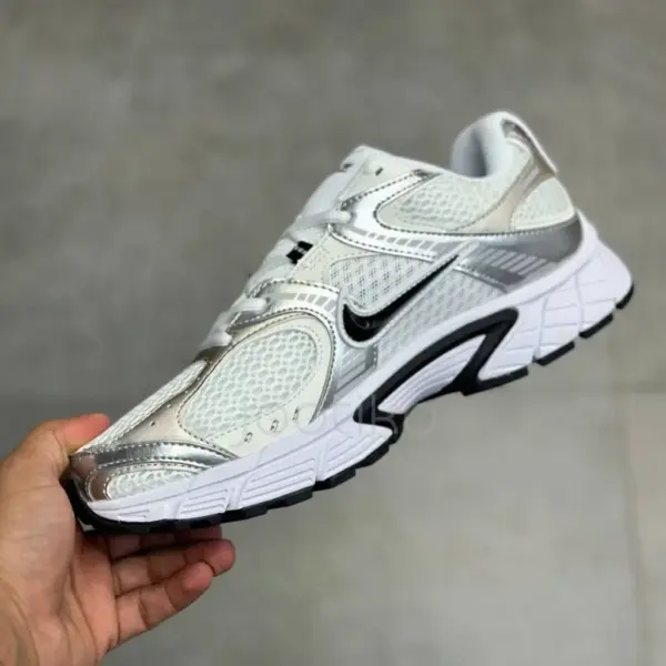 13605517 نایک وی فایو آر ان آر سفید متالیک نقرهای مشکی Nike V5 RNR White Vast Grey Metallic Silver Black