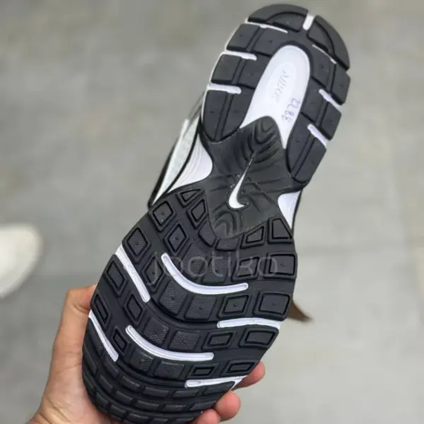 13605518 نایک وی فایو آر ان آر سفید متالیک نقرهای مشکی Nike V5 RNR White Vast Grey Metallic Silver Black