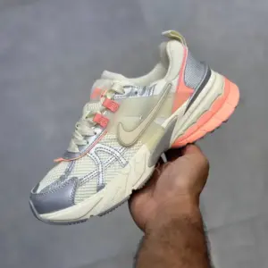 13612567 نایک وی تو کی ران کرم متالیک مرجانی Nike V2K Run Coral Metallic Cream