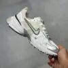 13612599 نایک وی تو کی ران طوسی نقرهای صورتی ملایم Nike V2K Run Platinum Tint Summit White Cave Stone Metallic Silver