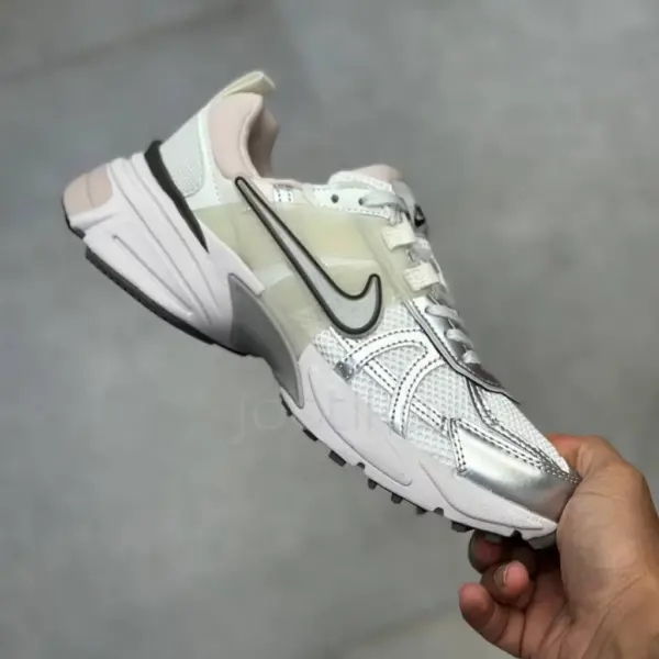 13612599 نایک وی تو کی ران طوسی نقرهای صورتی ملایم Nike V2K Run Platinum Tint Summit White Cave Stone Metallic Silver