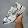 13612600 نایک وی تو کی ران طوسی نقرهای صورتی ملایم Nike V2K Run Platinum Tint Summit White Cave Stone Metallic Silver