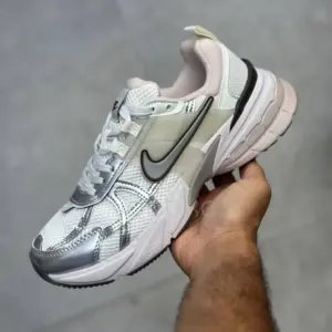 13612600 نایک وی تو کی ران طوسی نقرهای صورتی ملایم Nike V2K Run Platinum Tint Summit White Cave Stone Metallic Silver