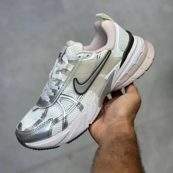 13612600 نایک وی تو کی ران طوسی نقرهای صورتی ملایم Nike V2K Run Platinum Tint Summit White Cave Stone Metallic Silver