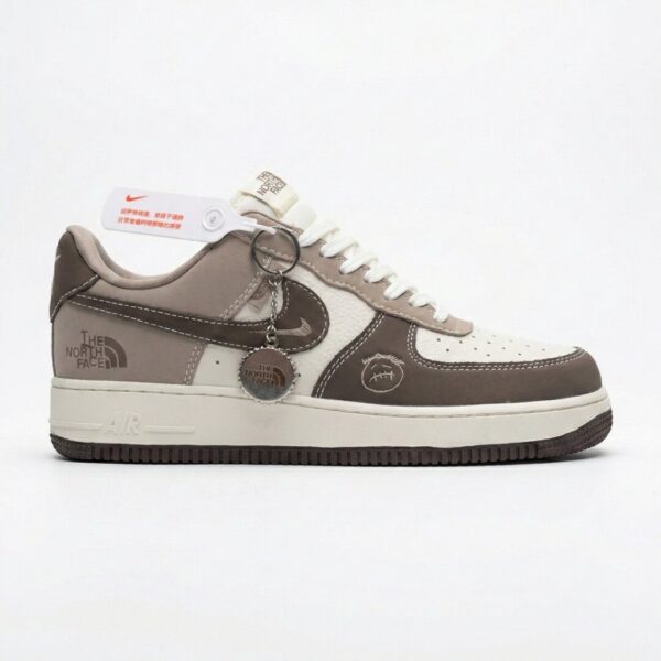 14611917 نایک ایرفورس وان نورث فیس موکا سفید Nike Air Force 1 The North Face Mocha