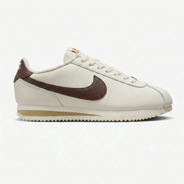 14642600 کتانی نایک کورتز سفید شیری قهوهای Nike Cortez Cacao Wow DN1791-104