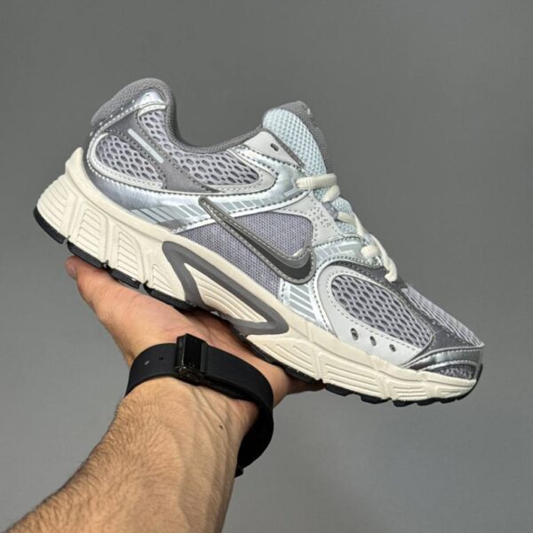 15731064 نایک وی فایو آر ان آر نقرهای طوسی زیره کرم Nike V5 RNR Cement Grey HJ5228-003