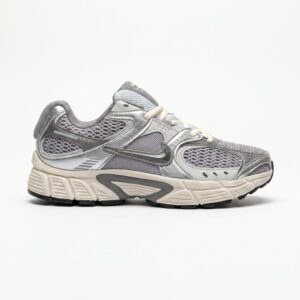 15731065 نایک وی فایو آر ان آر نقرهای طوسی زیره کرم Nike V5 RNR Cement Grey HJ5228-003