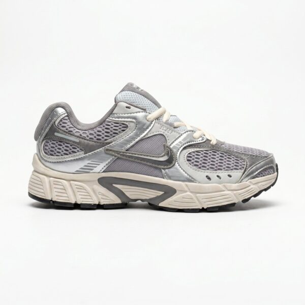 15731065 نایک وی فایو آر ان آر نقرهای طوسی زیره کرم Nike V5 RNR Cement Grey HJ5228-003