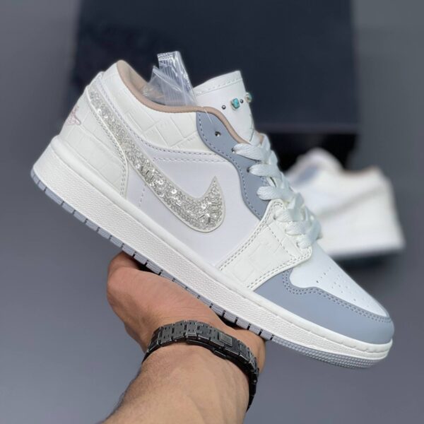16771712 جردن ۱ لو نگینی سفید خاکستری Jordan 1 Low Sail Soft Pearl IH7323-100