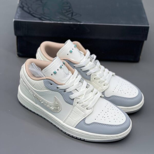 16771714 جردن ۱ لو نگینی سفید خاکستری Jordan 1 Low Sail Soft Pearl IH7323-100
