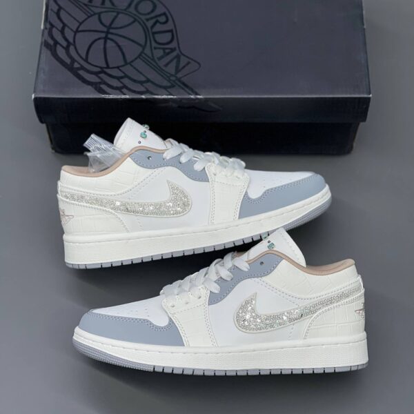 16771715 جردن ۱ لو نگینی سفید خاکستری Jordan 1 Low Sail Soft Pearl IH7323-100