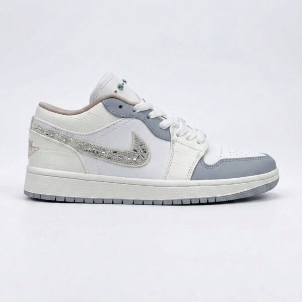 16771717 جردن ۱ لو نگینی سفید خاکستری Jordan 1 Low Sail Soft Pearl IH7323-100