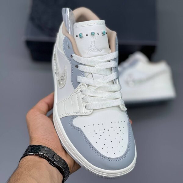 16771719 جردن ۱ لو نگینی سفید خاکستری Jordan 1 Low Sail Soft Pearl IH7323-100
