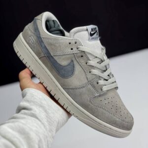 کفش نایک اس بی دانک لو ریگنینگ چمپ طوسی تیره Nike SB Dunk Low Reigning Champ Dark Grey
