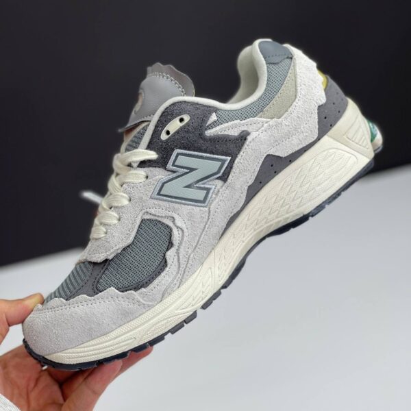 IMG_1582 کفش نیوبالانس ۲۰۰۲R طوسی New Balance 2002R Gray