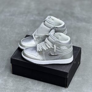 کفش نایک ایر جردن وان ساقدار نقره‌ای براق Nike Air Jordan 1 High Metallic Silver