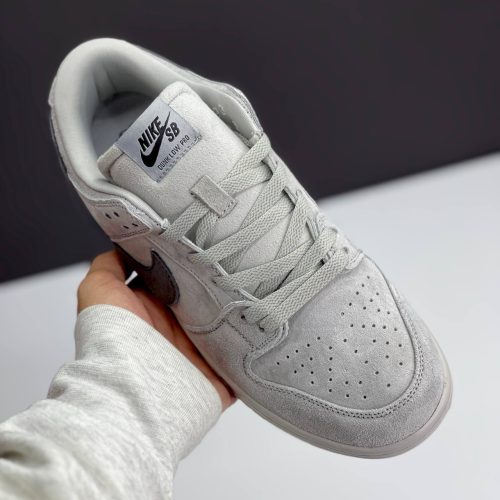 کفش نایک اس‌بی (SB) دانک لو ریگنینگ چمپ طوسی روشن Nike SB Dunk Low Reigning Champ Light Grey