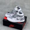 کفش نایک ایر جردن وان ساقدار سفید طوسی دودی Nike Air Jordan 1 High White Smoke Grey