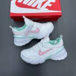 کفش نایک وومرو ۵ سفید صورتی Nike Vomero 5 White Pink