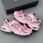 کفش نیو بالانس ۵۳۰ کاستوم صورتی نقره‌ای باربی اسپایس New Balance 530 Custom Pink Silver Barbie Spice