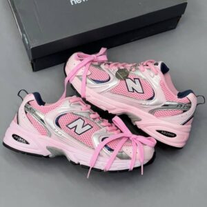 کفش نیو بالانس ۵۳۰ کاستوم صورتی نقره‌ای باربی اسپایس New Balance 530 Custom Pink Silver Barbie Spice
