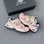 کفش نیو بالانس ۵۳۰ کاستوم صورتی گلدار New Balance 530 Custom Pink Floral