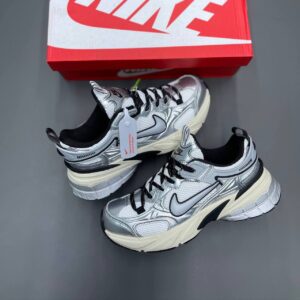 کفش نایک وومرو ۵ نقره‌ای کرم Nike Vomero 5 Silver Cream
