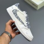 جردن ۱ لو تراویس اسکات طرح دیور سفید خاکستری Travis Scott x Dior Air Jordan 1 Low White Grey