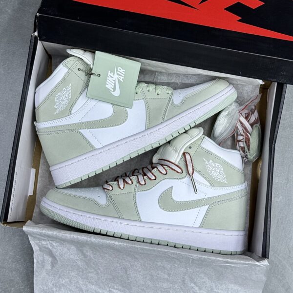 IMG_4406-scaled-1 کفش نایک ایر جردن وان ساقدار سبز ماچا Nike Air Jordan 1 Retro High Matcha Green